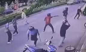 Cong an no sung, bat 50 con do thanh toan nhau vi nu tiep vien karaoke hinh anh