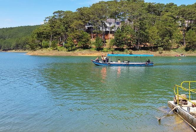 Chet duoi o ho Tuyen Lam vi thuyen bi thung hinh anh