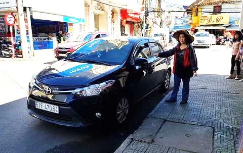 Nguoi nuoc ngoai di oto cuop tai san, keo le nan nhan 40 m hinh anh