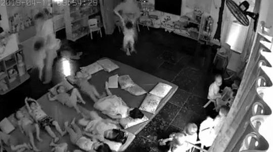 Clip co giao dung tay loi tre mam non, tha 'roi tu do' xuong chieu hinh anh