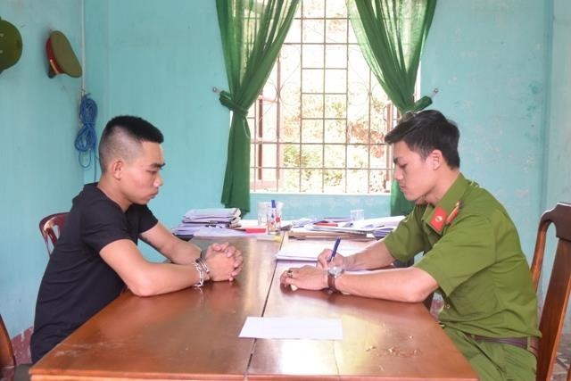 Ep nga xe may thieu nu roi cuop tien anh 1