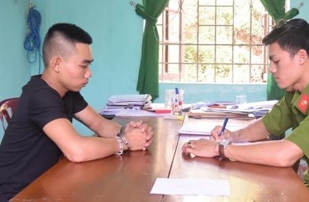 Ep xe co gai vao le duong de cuop tai san giua dem khuya hinh anh