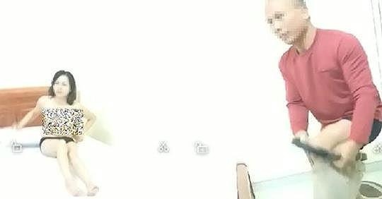 Phan tran cua nguoi cung nu giao vien khoa than trong nha nghi hinh anh