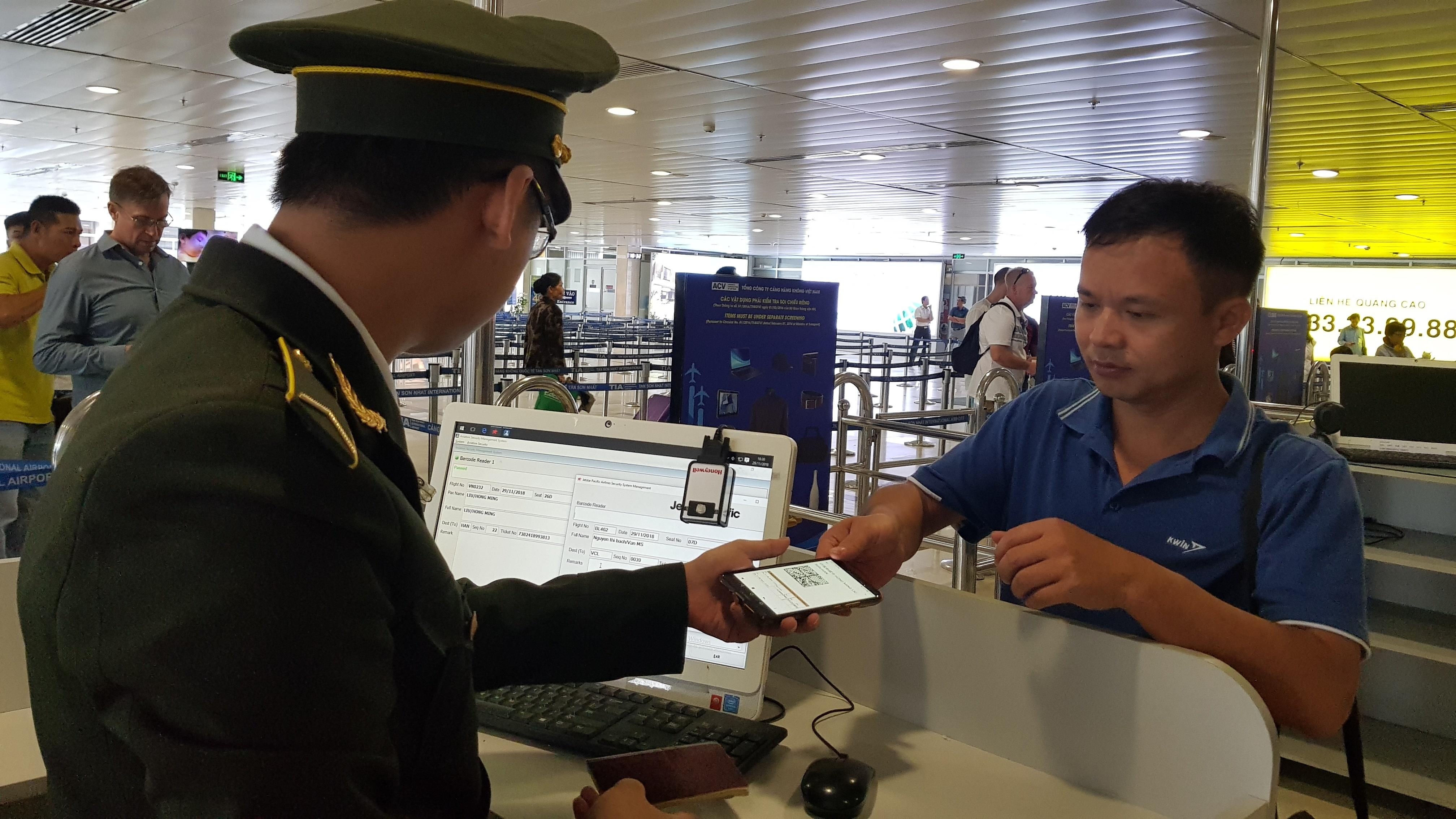 Lieu linh bo tien lam the can cuoc gia de di may bay hinh anh