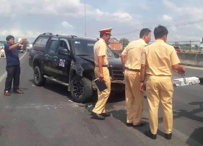 Đại uý CSGT bị côn đồ ép ngã xe ảnh 4 Dai uy CSGT bi con do ep nga xe anh 4