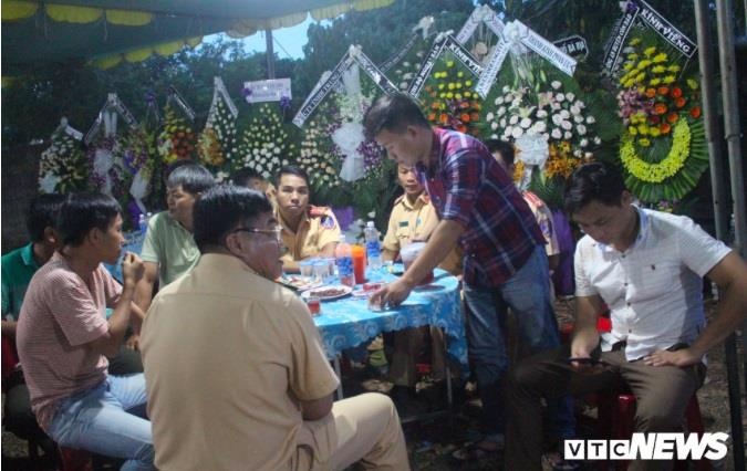 Đại uý CSGT bị côn đồ ép ngã xe ảnh 3 Dai uy CSGT bi con do ep nga xe anh 3