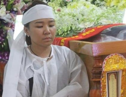 Dai uy CSGT bi ep nga xe thiet mang: Noi dau cua vo tre, con tho hinh anh