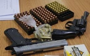 Bat thanh nien mang 2 khau sung va hang tram vien dan vao TP.HCM hinh anh