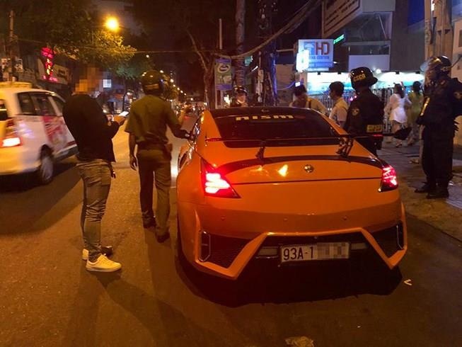 Tai xe thu dao gan nua met lai sieu xe dao pho quan 1 hinh anh