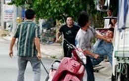 Chem nguoi gan lia cang chan vi tranh cai to ong mat hinh anh