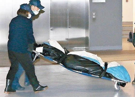 Khoi be tong chua xac nguoi trong phong khach o Hong Kong hinh anh