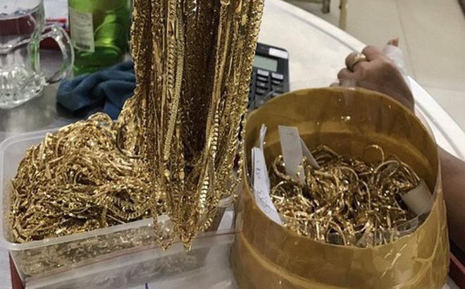 Nguoi lam thue trom 2 kg vang cua chu tiem kim hoan hinh anh