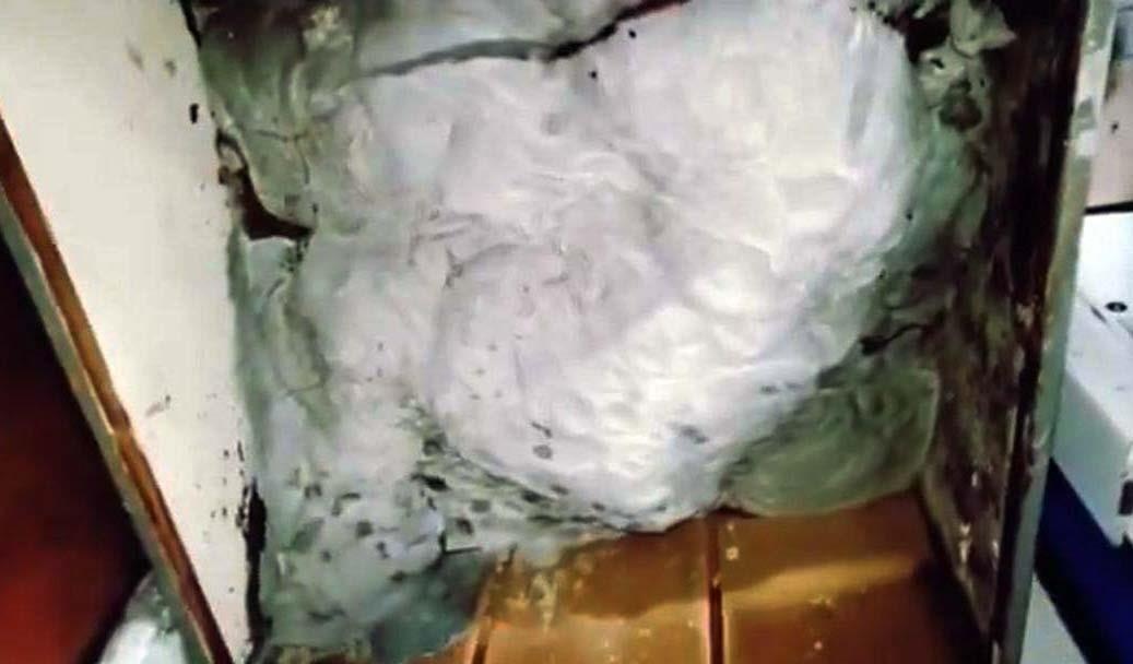 Giet nguoi tinh roi giau xac vao tu quan ao chua day be tong hinh anh