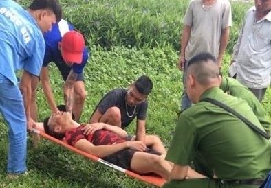 Hon chien o Hai Duong, 3 thanh nien nhay tu cau xuong dat trong thuong hinh anh