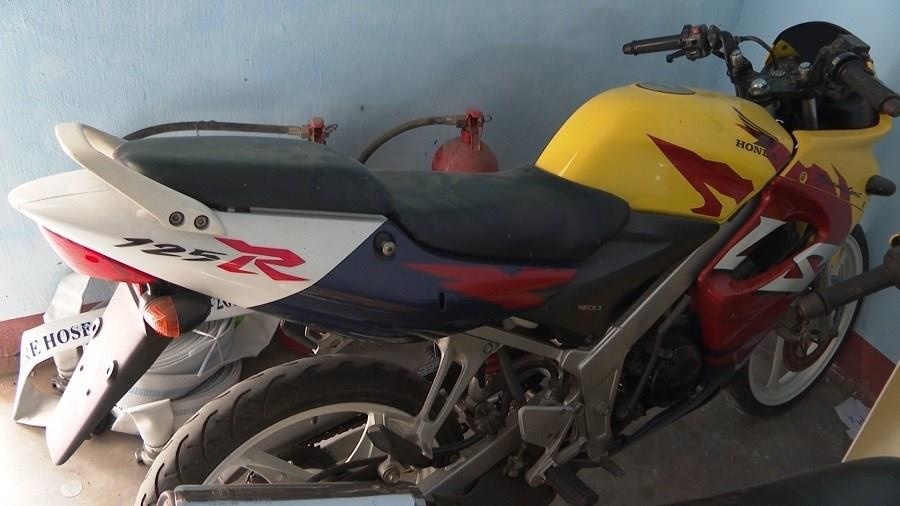 Duong day buon lau thiet bi phu tung xe may 'khung' tu Lao ve Viet Nam hinh anh