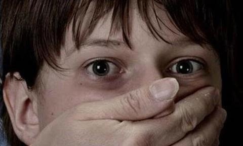 Doi no khong duoc, bat con gai nguoi vay tien de 'dan mat' hinh anh