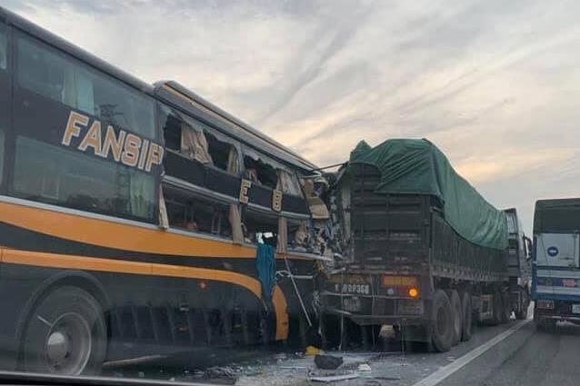 Dam duoi oto tai, xe giuong nam nat dau tren cao toc hinh anh