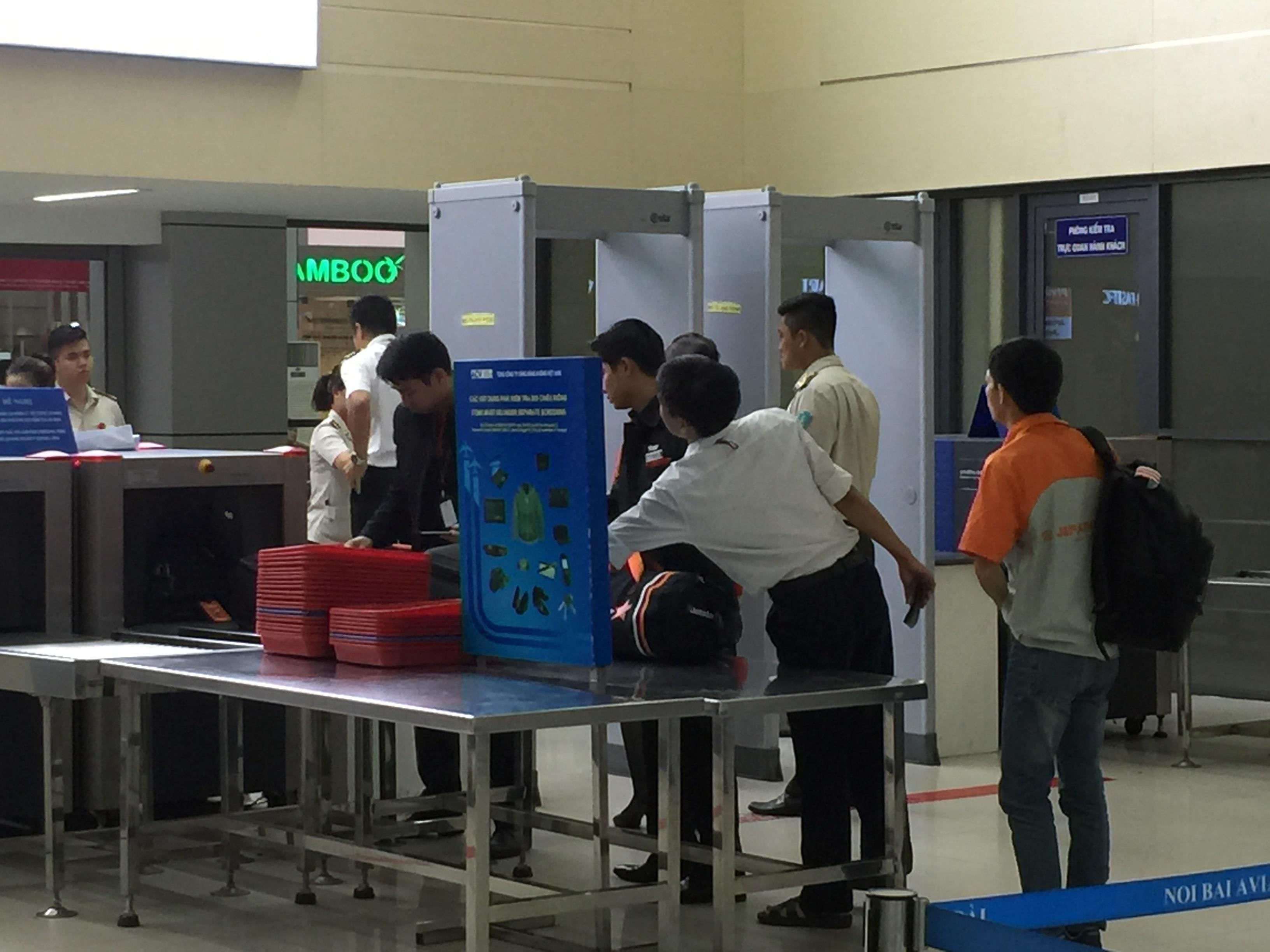 Camera an ninh Noi Bai 'bat tan tay' nhan vien trom do hinh anh