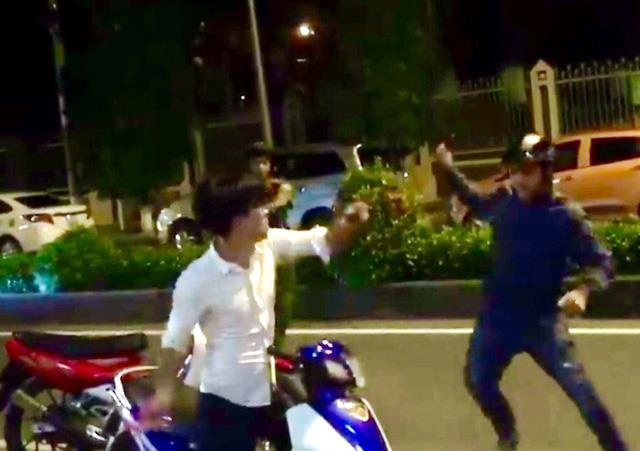 Ten cuop co thu trong nha, dung dao, sung chong tra cong an hinh anh