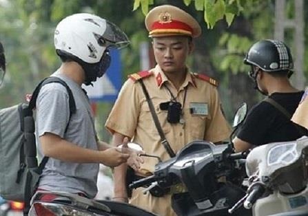 Trang bi camera gan nguc sieu nho cho canh sat giao thong hinh anh