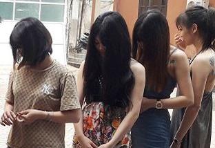 9 co gai bay lac cung hon chuc nam thanh nien trong quan karaoke hinh anh