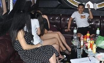 Phat hien 135 nguoi lien quan den ma tuy o 2 quan karaoke hinh anh