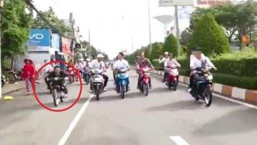 nhóm chạy xe máy “bốc đầu” ở Bạc Liêu ảnh 1 nhom chay xe may “boc dau” o Bac Lieu anh 1