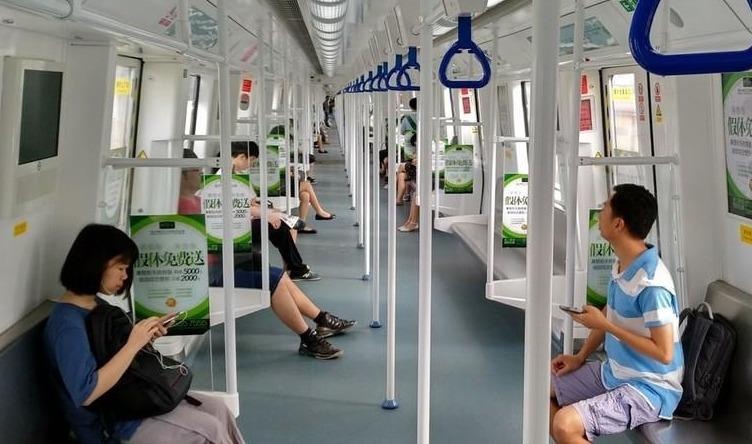 Bi bat vi quay tro choi kham, gia khung bo tren tau hinh anh