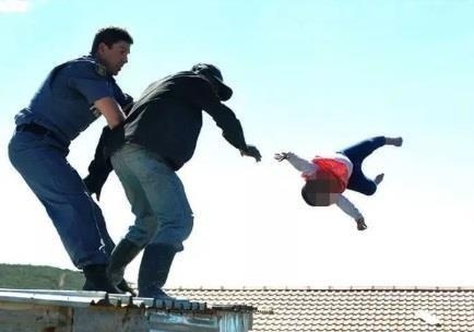 Phat tu nguoi bo nhan tam nem con gai 1 tuoi tu noc nha hinh anh