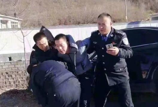 Han doi, tai xe lao xe vao 26 em nho truoc cong truong o Trung Quoc hinh anh