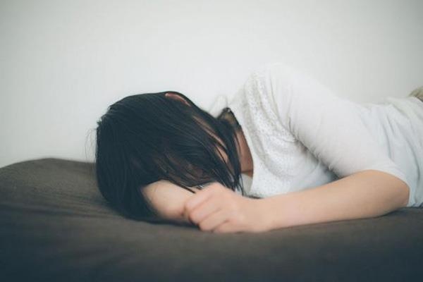 Nam thanh nien hiep dam thieu nu 16 tuoi khi den ngu nho hinh anh