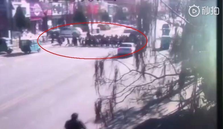 xe dien lao vao dam dong anh 1