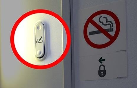 Cam bay 2 hanh khach vi len hut thuoc, chay y nop phat hinh anh