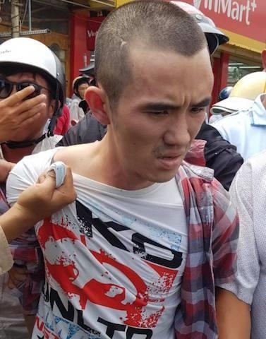 Tông vào xe cảnh sát ảnh 2 Tong vao xe canh sat anh 2