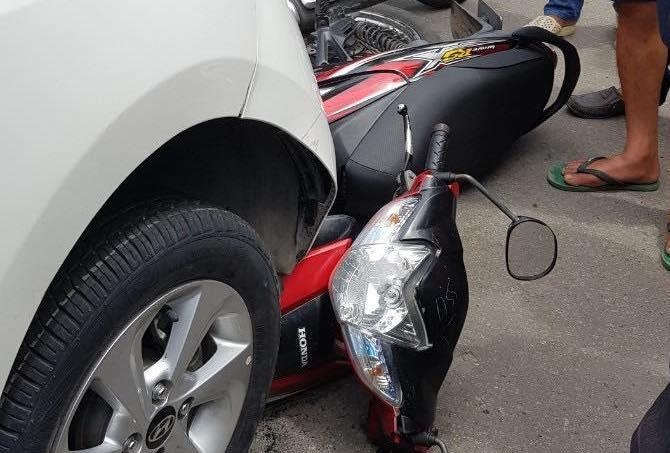 Nguoi dan ong tong oto vao 2 xe canh sat bi khong che hinh anh