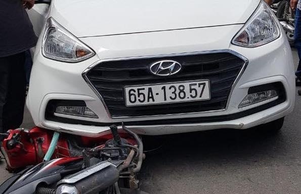 Tông vào xe cảnh sát ảnh 1 Tong vao xe canh sat anh 1