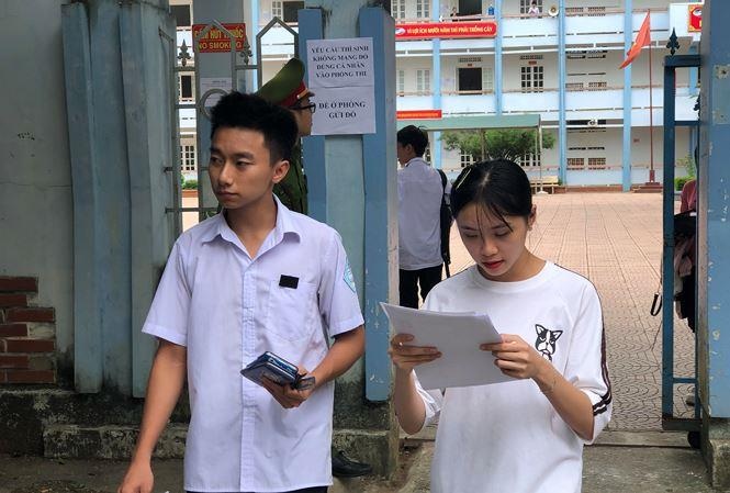 thí sinh điện thoại ở phòng chờ thi ảnh 1 thi sinh dien thoai o phong cho thi anh 1