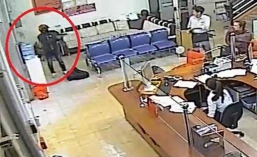 Nam thanh nien bit mat no sung, cuop tai ngan hang Agribank hinh anh