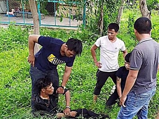 Bi phat hien ban ma tuy, rut kiem chem canh sat hinh anh