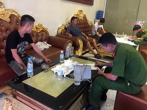 32 thanh nien choi ma tuy anh 1