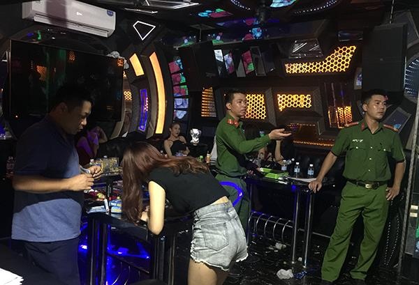 32 thanh nien dung ma tuy trong phong VIP quan karaoke hinh anh