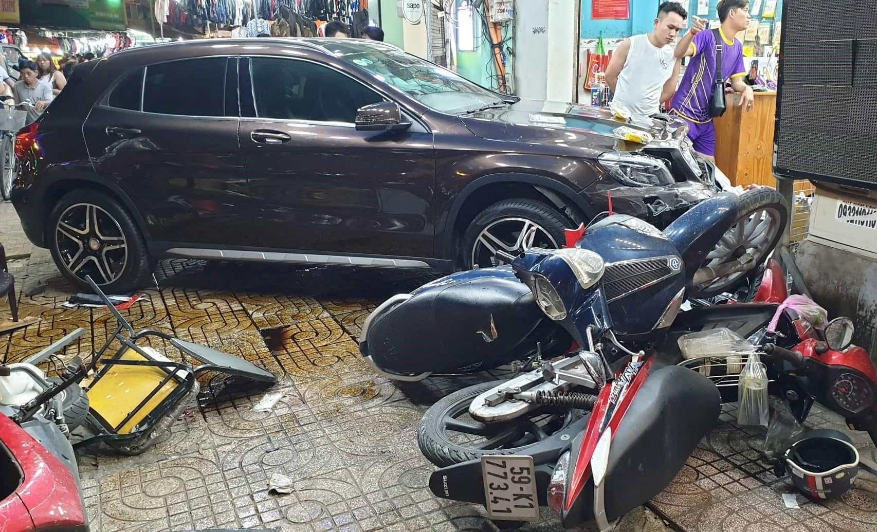 Mercedes tong hang loat xe may o Sai Gon hinh anh