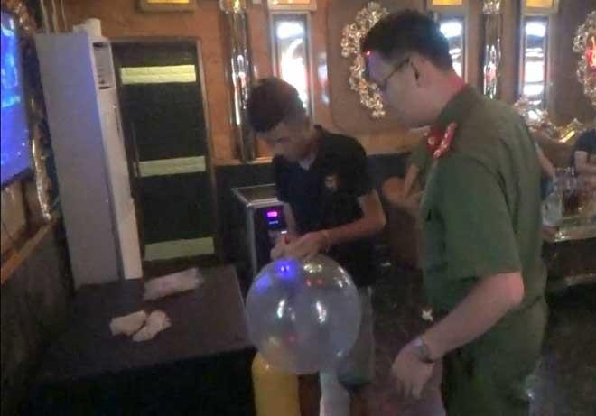 8 nguoi Viet Nam, 3 nguoi Trung Quoc hit bong cuoi trong quan karaoke hinh anh