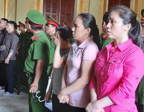 Mua sung dan de van chuyen hon chuc banh heroin, 4 bi cao linh an tu hinh anh