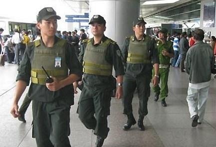 Tai xe taxi dung dao de doa nhan vien an ninh san bay hinh anh