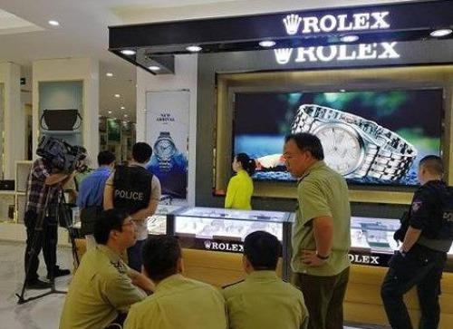 Bo Cong an 'dot kich' trung tam mua sam toan hang nhai hinh anh