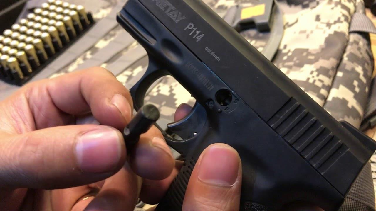 Nu hanh khach dinh mang dan cao su con nguyen hat no len may bay hinh anh