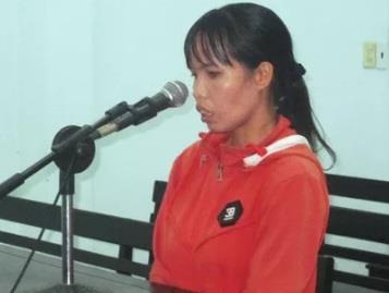 Tat nuoc soi vao be gai anh 1