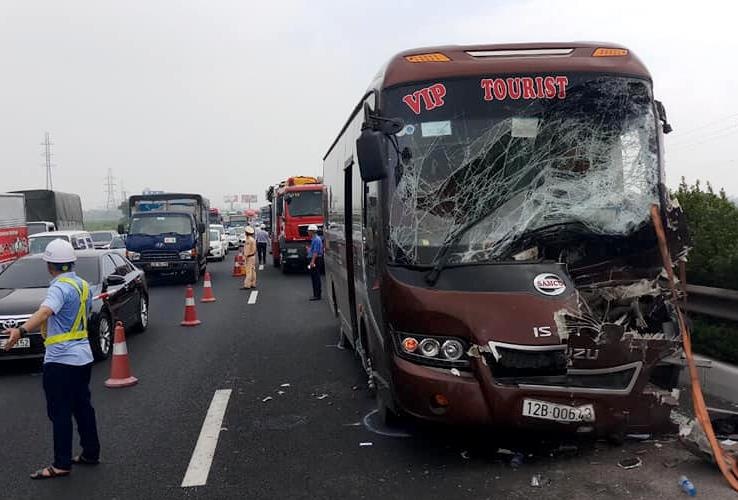 Xe khach nat dau khi tong oto ve sinh moi truong tren cao toc hinh anh