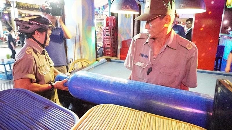 Tịch thu cả tạ bình bóng cười ảnh 1 Tich thu ca ta binh bong cuoi anh 1